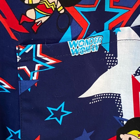 Wonder Woman Scrub Top Medium Mock Wrap Top Cotton New Nurses CNA DC Comics - Picture 6 of 11